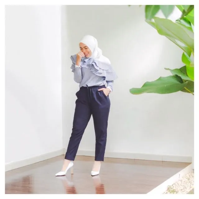 Inspirasi OOTD Hijab ala Dedek Centhyl Fitri Tropica. Sopan, Trendi, Pas Buat Pergi Kuliah Lagi! 19