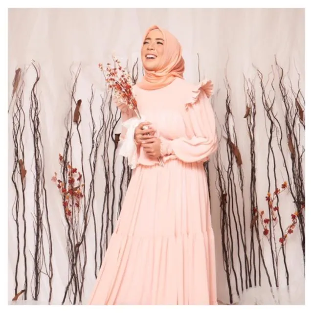 Inspirasi OOTD Hijab ala Dedek Centhyl Fitri Tropica. Sopan, Trendi, Pas Buat Pergi Kuliah Lagi! 20