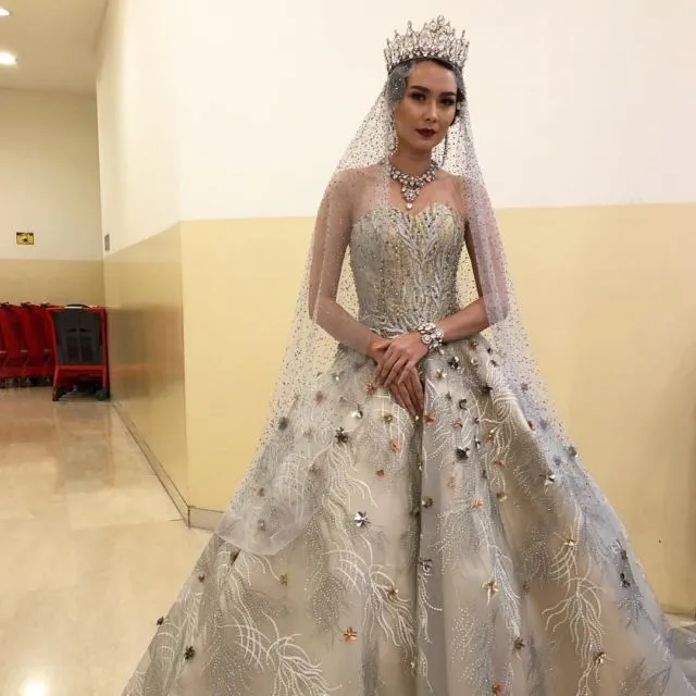 10+ Gaun dan Kebaya Rancangan Hengki Kawilarang yang Elegan. Pantes Banyak Publik Figur Mengenakan 14