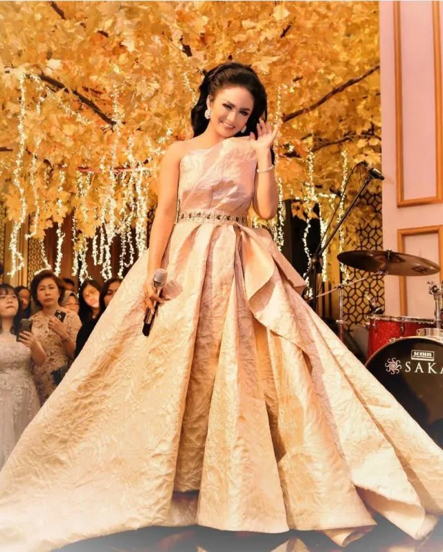 10+ Gaun dan Kebaya Rancangan Hengki Kawilarang yang Elegan. Pantes Banyak Publik Figur Mengenakan 17