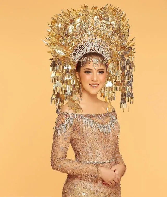 10+ Gaun dan Kebaya Rancangan Hengki Kawilarang yang Elegan. Pantes Banyak Publik Figur Mengenakan 18