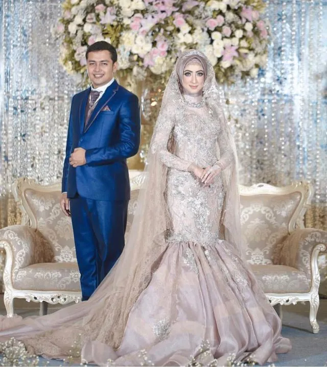 10+ Gaun dan Kebaya Rancangan Hengki Kawilarang yang Elegan. Pantes Banyak Publik Figur Mengenakan 16