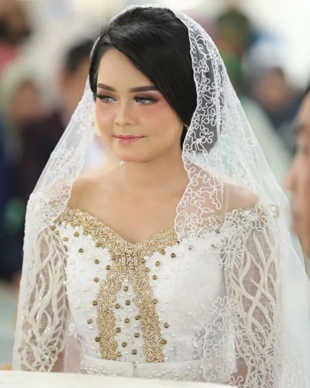 10+ Gaun dan Kebaya Rancangan Hengki Kawilarang yang Elegan. Pantes Banyak Publik Figur Mengenakan 20