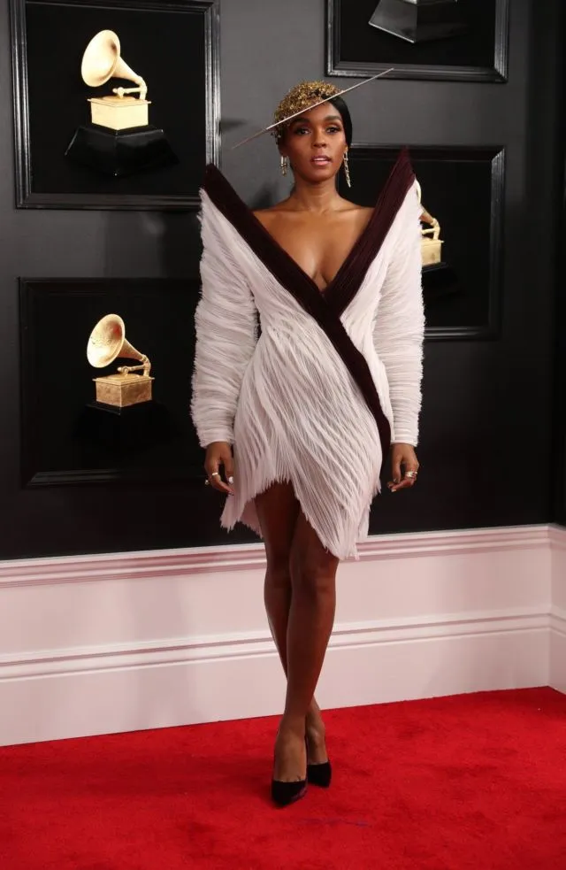 10 Foto Penampilan Artis Paling Unik di Red Carpet Grammy Awards 2019. Bajunya Mirip Apa Ya Kira-Kira? 20