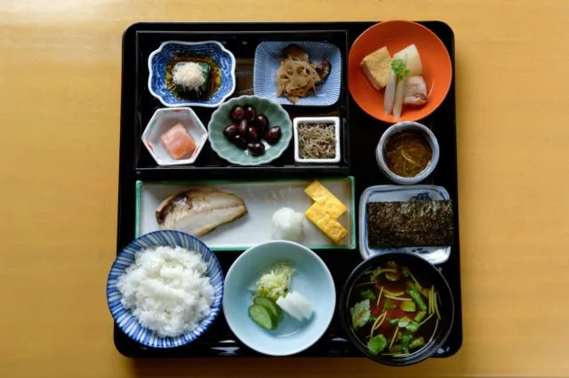 6 Trik Ngurangin Porsi Makan Tanpa Harus Mewek dan Kelaparan. Nggak Berasa Lagi Diet! 7