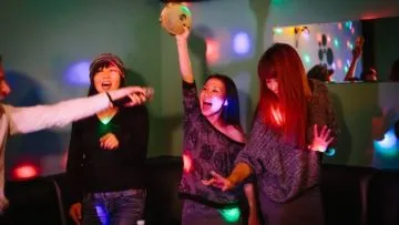 14+ Lagu Karaoke Terbaik Paling Populer yang Asyik