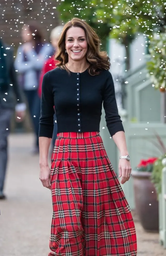 9 Ide Padu Padan Rok Tartan Demi Dongkrak Penampilan Lebih Stylish dan Elegan. Adem Plus Lagi Kekinian 12