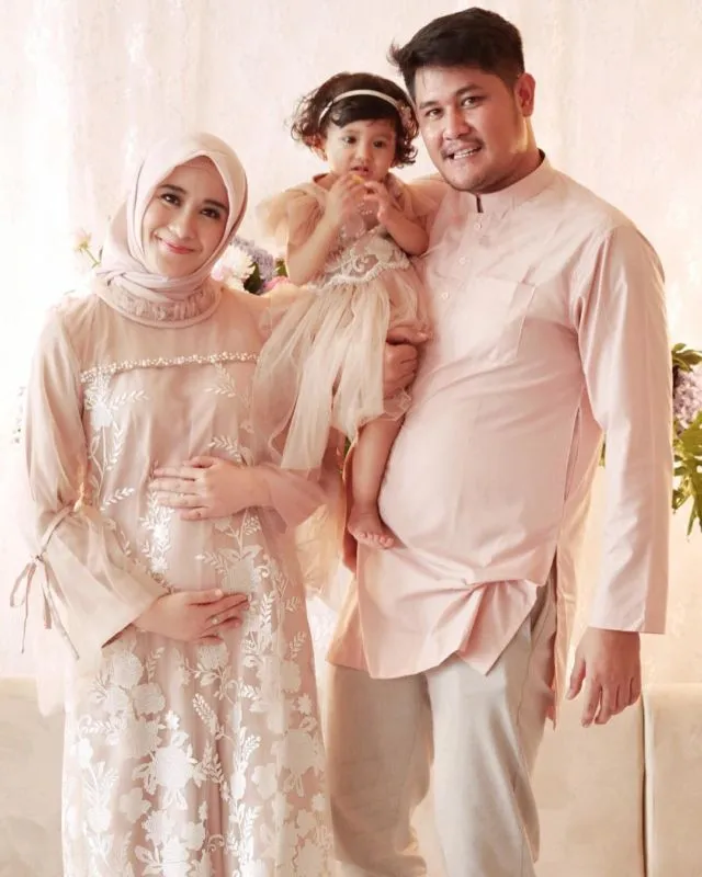 8 Artis ini Punya Anak Lebih dari Satu dengan Jarak Berdekatan. Malah Jadi Seperti Anak Kembar ya~ 9
