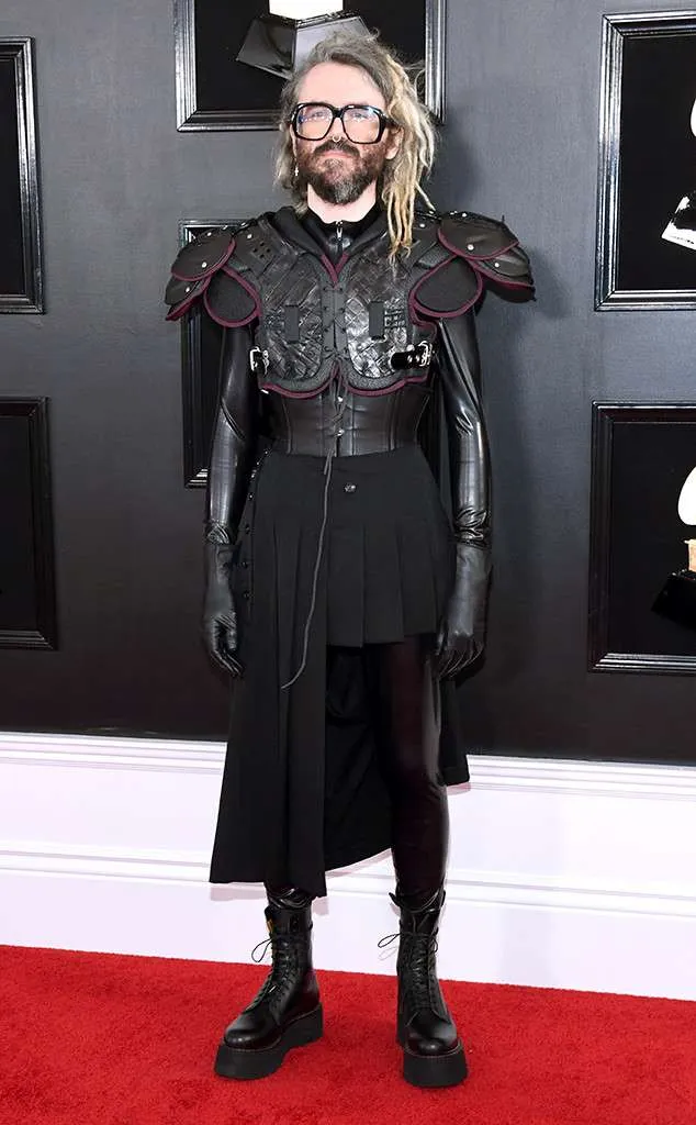 10 Foto Penampilan Artis Paling Unik di Red Carpet Grammy Awards 2019. Bajunya Mirip Apa Ya Kira-Kira? 17