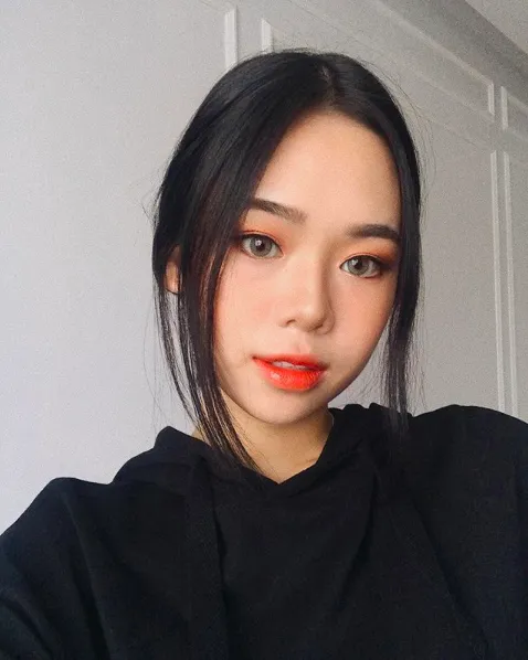 8 Alasan Matte Lipstick Mulai Nggak Zaman. Kini Bibir Mengilap 'Basah' Lebih Digilai Para Beauty Influencer! 9