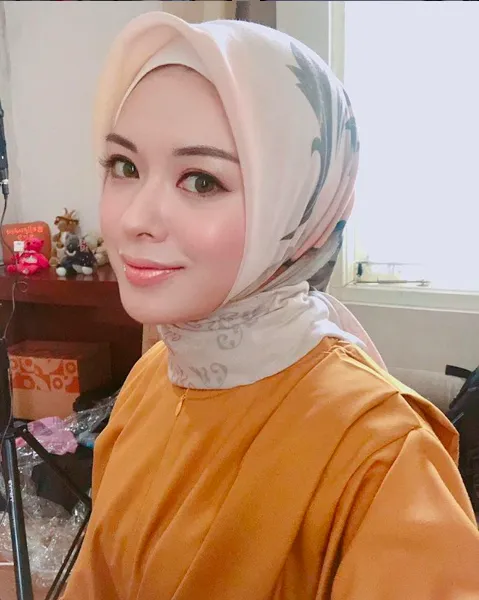 8 Alasan Matte Lipstick Mulai Nggak Zaman. Kini Bibir Mengilap 'Basah' Lebih Digilai Para Beauty Influencer! 12