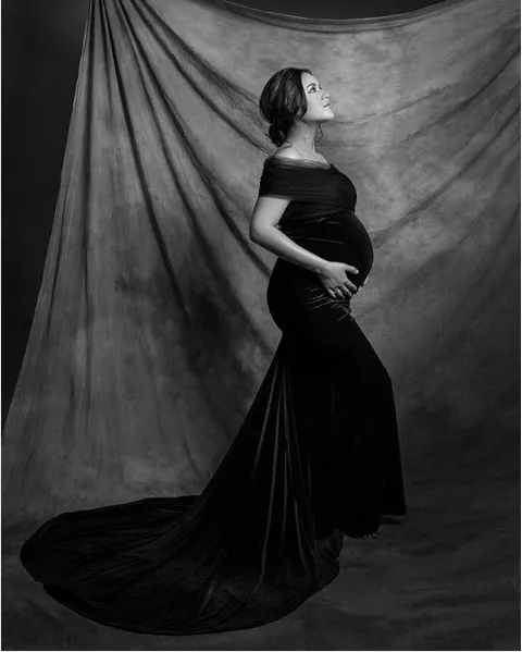 Intip Cantiknya Pose Kehamilan Raisa dalam Konsep Hitam Putih! 10 Ide Foto Serupa Ala Artis Ini Pun Layak Coba 11