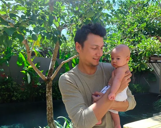 Hamish 'Hot Daddy' Gendong Baby Zalina Bikin Salfok! Ini 10+ Potret Papa Seleb Lain yang Momong Anak Juga! 22