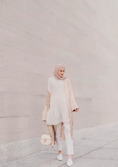 10 Inspirasi Hijab Nuansa Netral Ala Leena Asad, Lifestyle Blogger Palestina-Amerika yang Gayanya Super Elegan 13