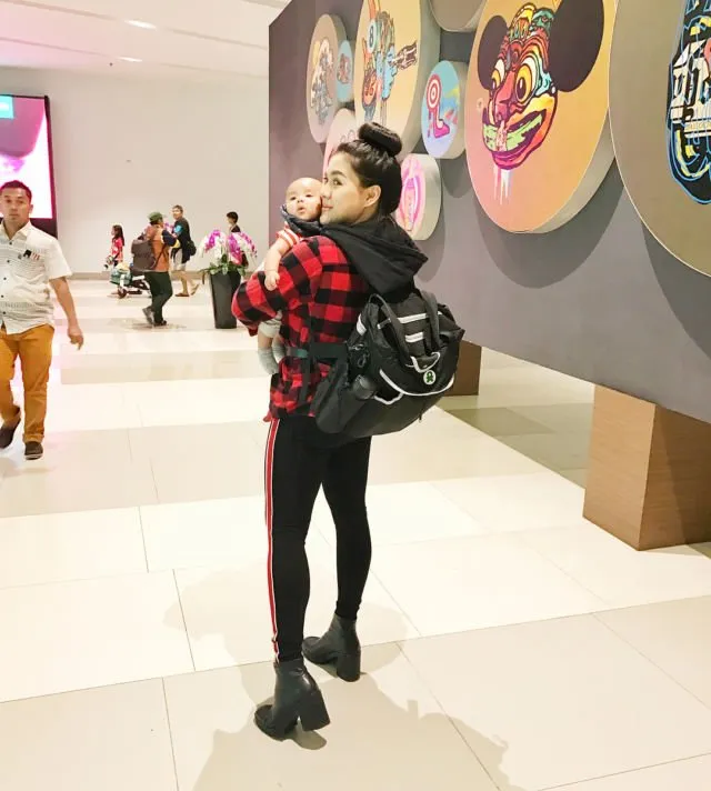 Unggah Foto Dasteran, Nggak Makeup dan Sambil Momong Anak, Vicky Shu Banjir Pujian. Keibuan Banget! 5