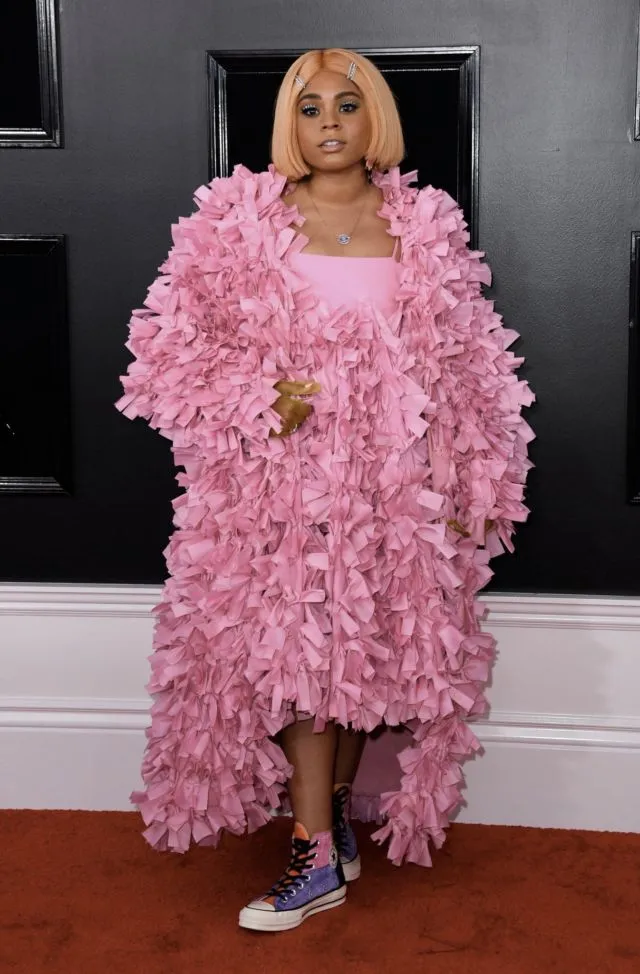 10 Foto Penampilan Artis Paling Unik di Red Carpet Grammy Awards 2019. Bajunya Mirip Apa Ya Kira-Kira? 14