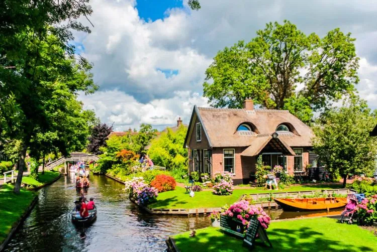 Berkunjung ke Giethoorn, Desa Paling Damai di Eropa. Nggak Ada Jalan Raya dan Kendaraan Bermotor! 6