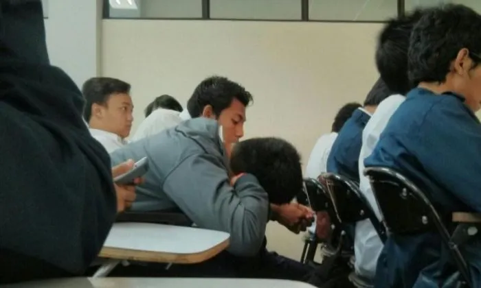 10 Tipe Teman 'Terjahanam' Semasa Sekolah. Ngeselin, Tapi Pas Udah Pisah Ngangenin! 15