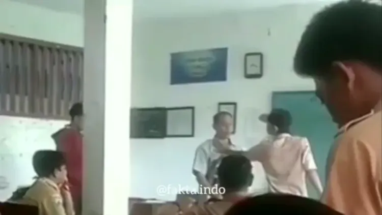 Viral Video Siswa SMP Menantang dan Mencengkeram Kerah Gurunya. Murid Kok Nggak Hormati Guru Sih? 4