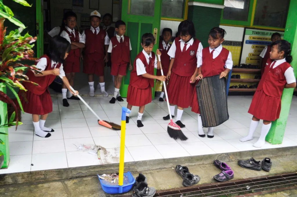 10 Tipe Teman 'Terjahanam' Semasa Sekolah. Ngeselin, Tapi Pas Udah Pisah Ngangenin! 13