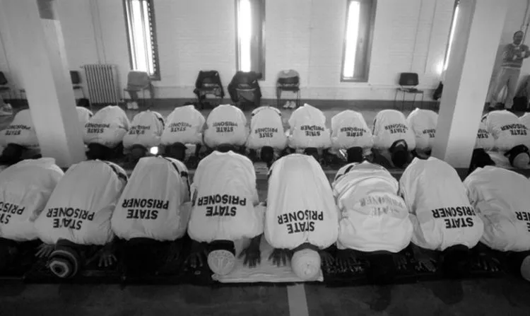 Sederet Alasan di Balik Fenomena Banyaknya Orang Amerika Masuk Islam di Penjara. Angkanya Naik Terus 12