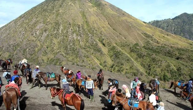 Gunung Bromo Erupsi dan Keluarkan Abu Setinggi 600 Meter. Radius 1 Kilometer Harus Dikosongkan 5