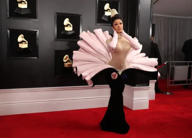 10 Foto Penampilan Artis Paling Unik di Red Carpet Grammy Awards 2019. Bajunya Mirip Apa Ya Kira-Kira? 11