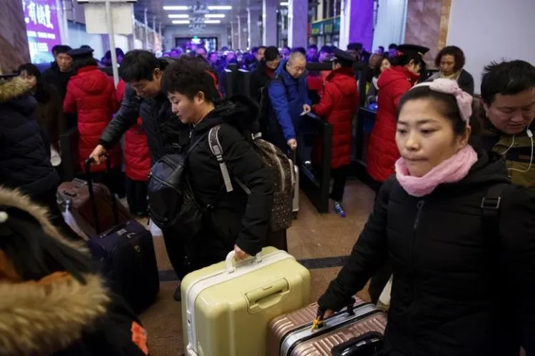 14 Potret Kekacauan di Cina Saat Musim Mudik Jelang Imlek. Miliaran Orang Mudik Bersama-sama! 20