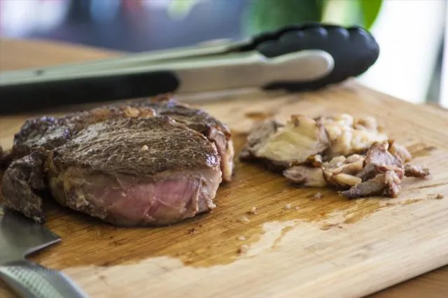 Tata Cara Makan Steak dengan Pisau dan Garpu yang Baik dan Benar 14 cara makan steak di restoran