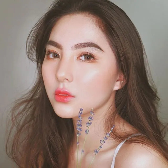 10 'Glass Skin Make-Up' Ala Para Beauty Vlogger, Riasan Wajah yang Berkilau Bening 16