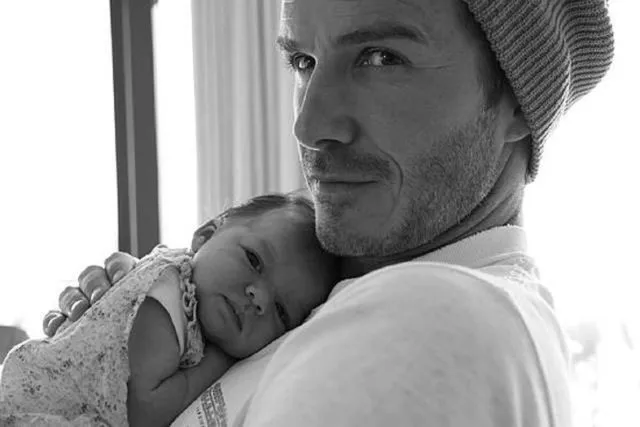 Hamish 'Hot Daddy' Gendong Baby Zalina Bikin Salfok! Ini 10+ Potret Papa Seleb Lain yang Momong Anak Juga! 25