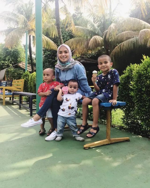 8 Artis ini Punya Anak Lebih dari Satu dengan Jarak Berdekatan. Malah Jadi Seperti Anak Kembar ya~ 14