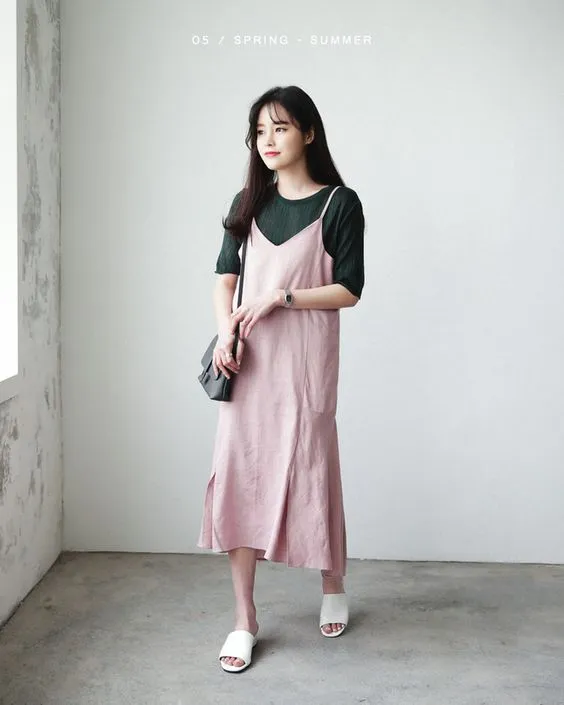 9 Ide Padu Padan Dress dan Kaus Ala Eonni Korea. Pas Buat Nongkrong Cantik Kayak di K-Drama 10