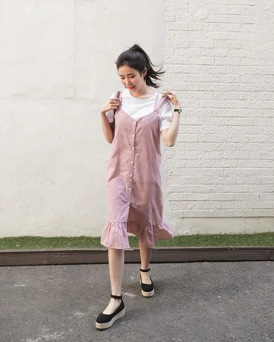 9 Ide Padu Padan Dress dan Kaus Ala Eonni Korea. Pas Buat Nongkrong Cantik Kayak di K-Drama 11