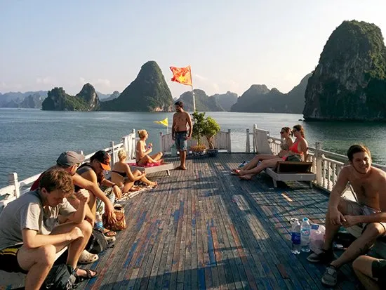 Panduan Backpacker ke Halong Bay, Vietnam. Budgetnya Murah dan Pemandangannya Spektakuler! 7
