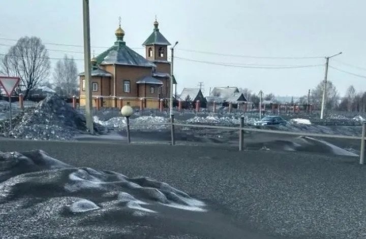 Fenomena Salju Hitam Selimuti Wilayah Siberia di Rusia. Seluruh Kota Jadi Kelihatan Kotor Banget! 4