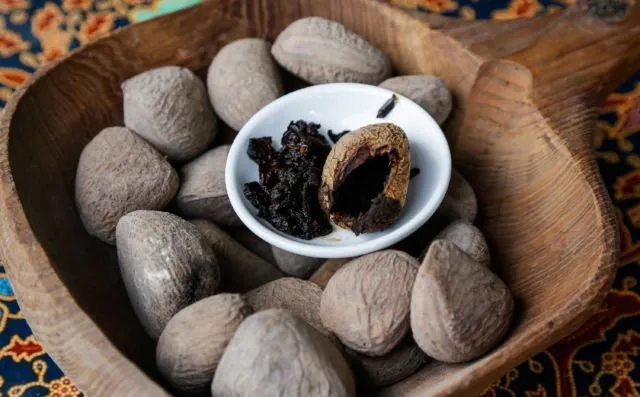 8 Bahan Pewarna Hitam Alami yang Dipakai untuk Bikin Es Krim Hingga Piza 10 pewarna hitam alami