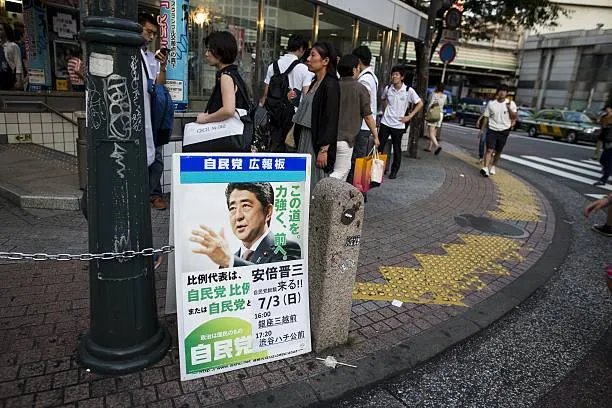 13 Kampanye Politik Unik Jepang. Dari Pakai Poster Begini, Sampai Tempel Brosur di Punggung Anjing 24