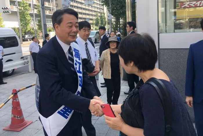 13 Kampanye Politik Unik Jepang. Dari Pakai Poster Begini, Sampai Tempel Brosur di Punggung Anjing 22