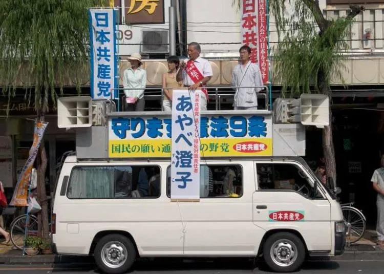13 Kampanye Politik Unik Jepang. Dari Pakai Poster Begini, Sampai Tempel Brosur di Punggung Anjing 19