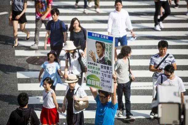 13 Kampanye Politik Unik Jepang. Dari Pakai Poster Begini, Sampai Tempel Brosur di Punggung Anjing 25