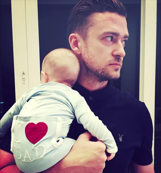 Hamish 'Hot Daddy' Gendong Baby Zalina Bikin Salfok! Ini 10+ Potret Papa Seleb Lain yang Momong Anak Juga! 27