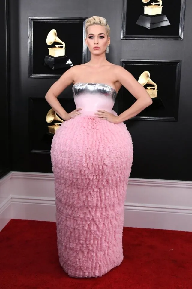 10 Foto Penampilan Artis Paling Unik di Red Carpet Grammy Awards 2019. Bajunya Mirip Apa Ya Kira-Kira? 12
