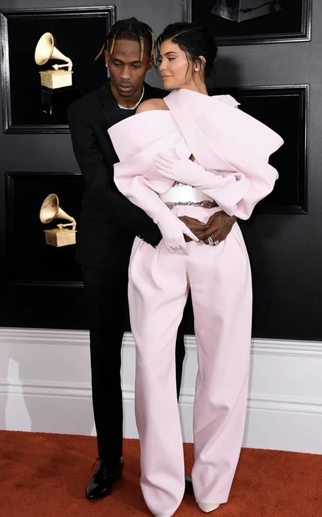 10 Foto Penampilan Artis Paling Unik di Red Carpet Grammy Awards 2019. Bajunya Mirip Apa Ya Kira-Kira? 13