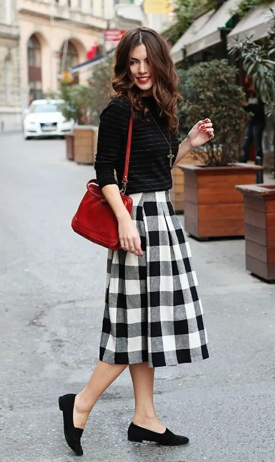 9 Ide Padu Padan Rok Tartan Demi Dongkrak Penampilan Lebih Stylish dan Elegan. Adem Plus Lagi Kekinian 14