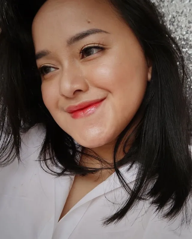 10 'Glass Skin Make-Up' Ala Para Beauty Vlogger, Riasan Wajah yang Berkilau Bening 17