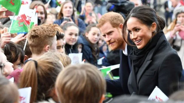 Meghan Markle Dipuji Karena Selalu Menutup Pintu Mobil Sendiri, Sekarang Malah Dilarang. Eh, Kenapa, Ya? 4