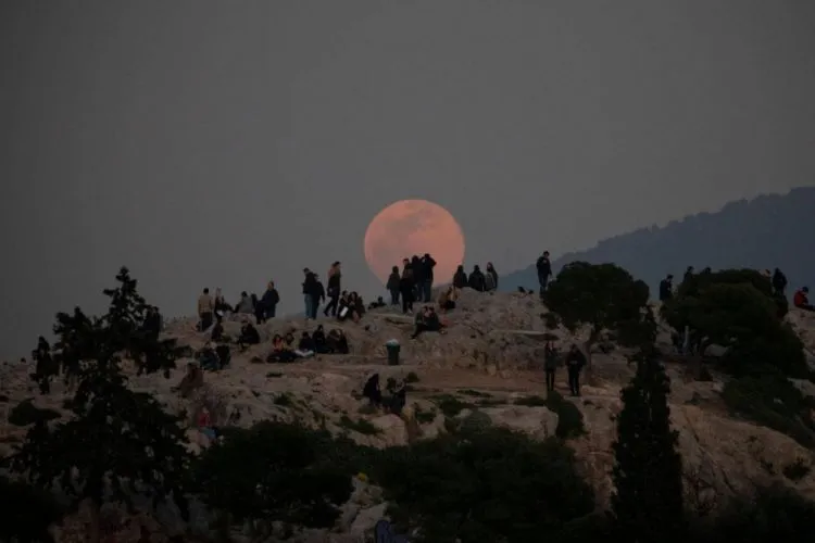 13 Penampakan Supermoon di Berbagai Negara. Supermoon Kemarin Itu yang Terbesar Sampai Tahun 2026 Lo 19