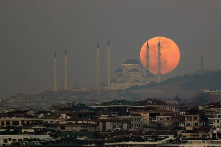 13 Penampakan Supermoon di Berbagai Negara. Supermoon Kemarin Itu yang Terbesar Sampai Tahun 2026 Lo 26