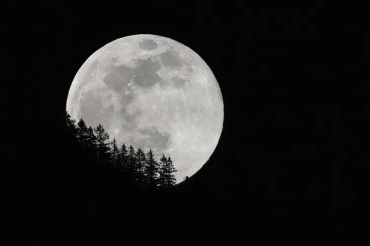 13 Penampakan Supermoon di Berbagai Negara. Supermoon Kemarin Itu yang Terbesar Sampai Tahun 2026 Lo 17